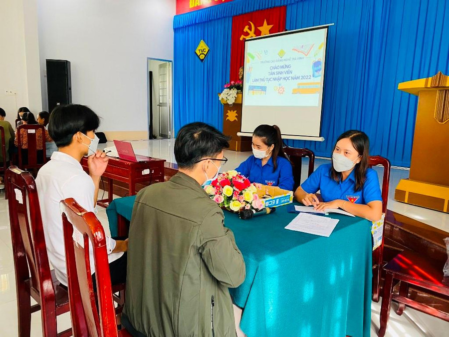 Tân sinh viên làm thủ tục nhập học tại Trường Cao đẳng Nghề Trà Vinh. Tân sinh viên làm thủ tục nhập học tại Trường Cao đẳng Nghề Trà Vinh.