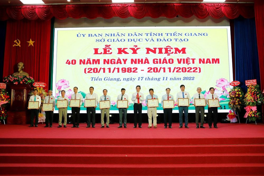 Phó Chủ tịch UBND tỉnh Nguyễn Thành Diệu tặng bằng khen cho các đơn vị lao động xuất sắc. Phó Chủ tịch UBND tỉnh Nguyễn Thành Diệu tặng bằng khen cho các đơn vị lao động xuất sắc.