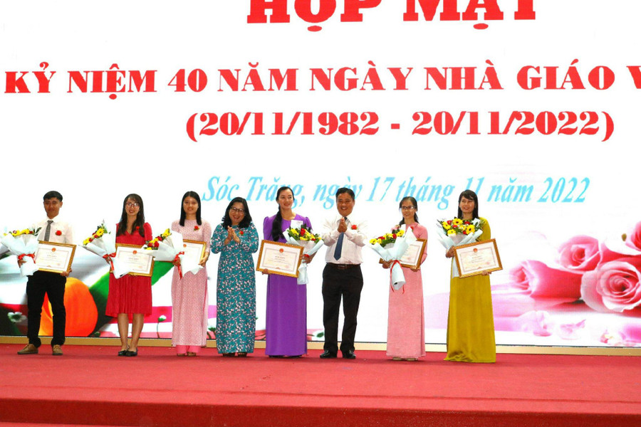 Các tập thể và cá nhân nhận khen thưởng. Các tập thể và cá nhân nhận khen thưởng.