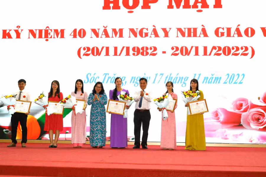 Các tập thể và cá nhân nhận khen thưởng.