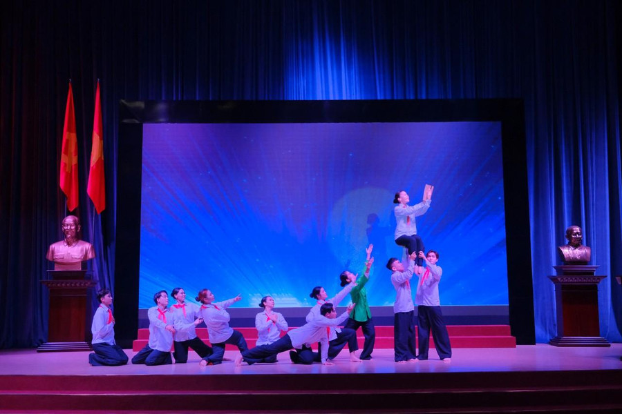 Tiết mục “Khơi dòng tri thức” đạt Giải Nhất múa của Khoa Quản trị kinh doanh. Tiết mục “Khơi dòng tri thức” đạt Giải Nhất múa của Khoa Quản trị kinh doanh.