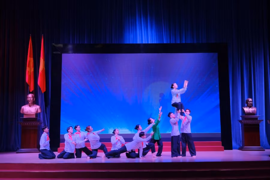 Tiết mục “Khơi dòng tri thức” đạt Giải Nhất múa của Khoa Quản trị kinh doanh.