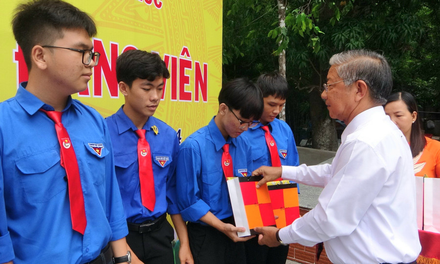 Bí thư Huyện ủy, Chủ tịch HĐND huyện Tri Tôn (An Giang) trao quà chúc mừng các Đảng viên mới.