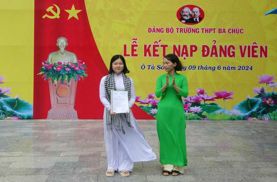 Trao Quyết định kết nạp Đảng những học sinh ưu tú.