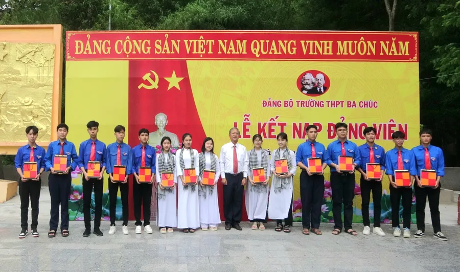 16 học sinh ưu tú huyện Tri Tôn (An Giang) vinh dự được kết nạp vào Đảng Cộng sản Việt Nam.