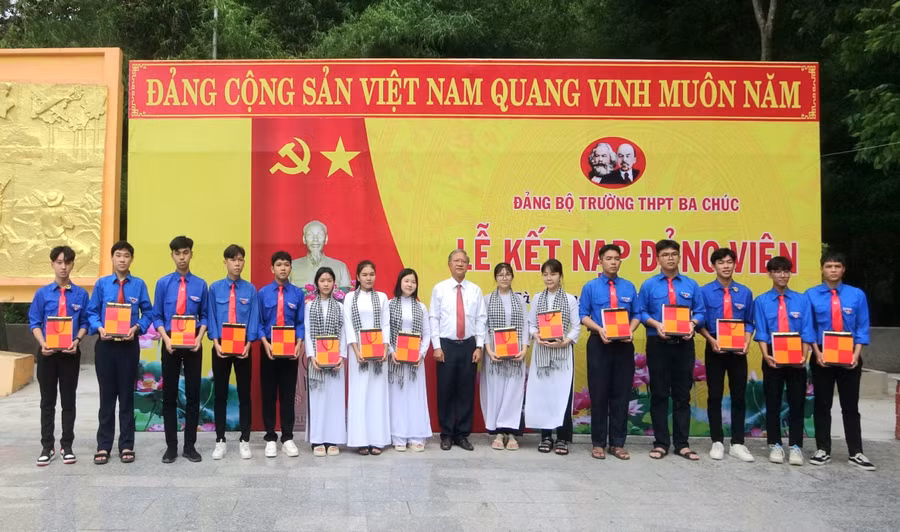 16 học sinh ưu tú huyện Tri Tôn (An Giang) vinh dự được kết nạp vào Đảng Cộng sản Việt Nam.