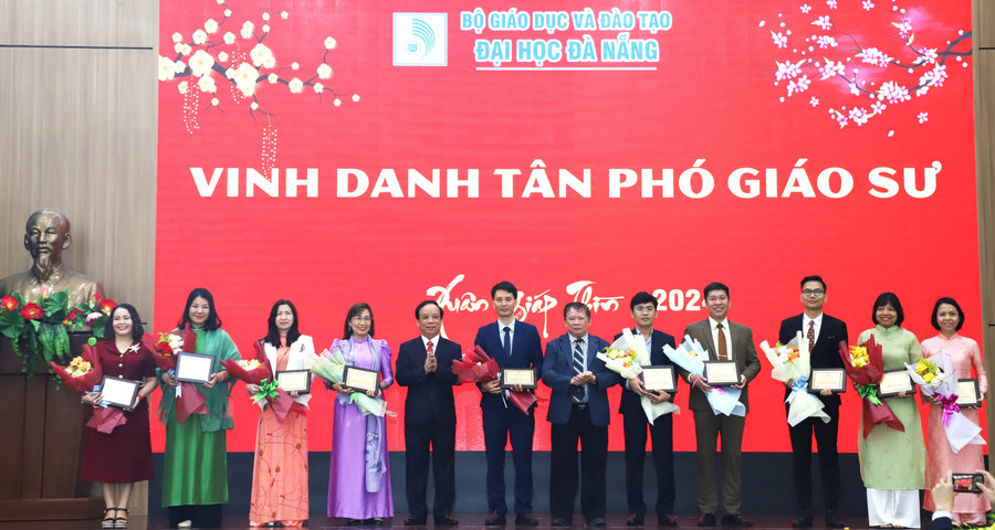Đại học Đà Nẵng vinh danh các PGS được bổ nhiệm trong năm 2023. Đại học Đà Nẵng vinh danh các PGS được bổ nhiệm trong năm 2023.