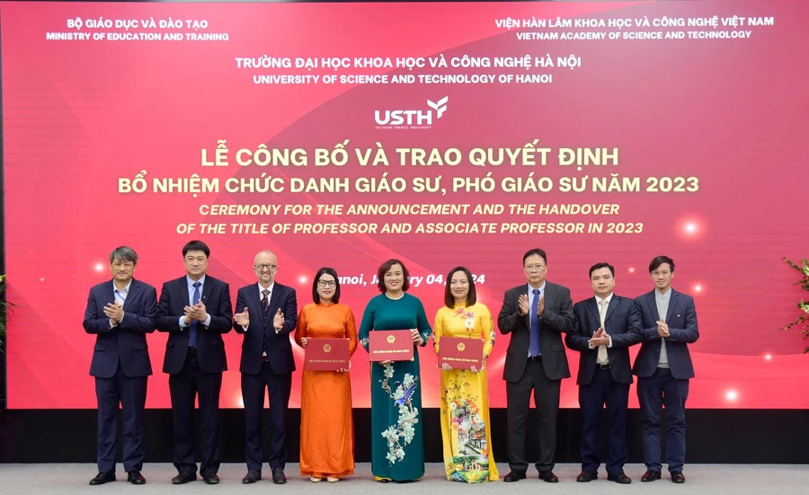 Lễ công bố và trao quyết định bổ nhiệm chức danh giáo sư, phó giáo sư năm 2023 của Trường ĐH Khoa học và Công nghệ Hà Nội. Ảnh: NTCC