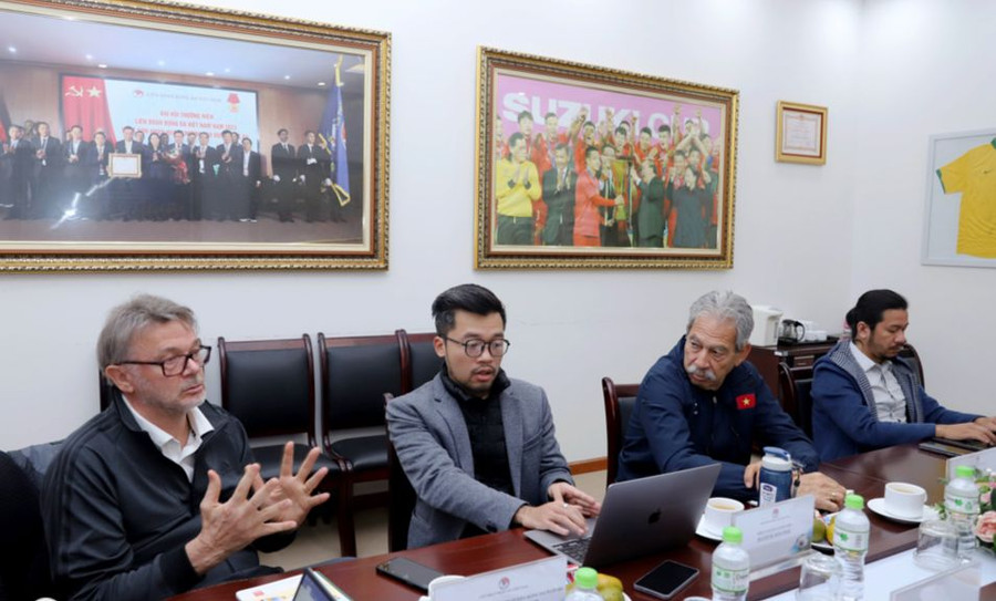Huấn luyện viên Troussier (bên trái) trong buổi làm việc với lãnh đạo Liên đoàn Bóng đá Việt Nam ngày 1/3. Ảnh: VFF. Huấn luyện viên Troussier (bên trái) trong buổi làm việc với lãnh đạo Liên đoàn Bóng đá Việt Nam ngày 1/3. Ảnh: VFF.