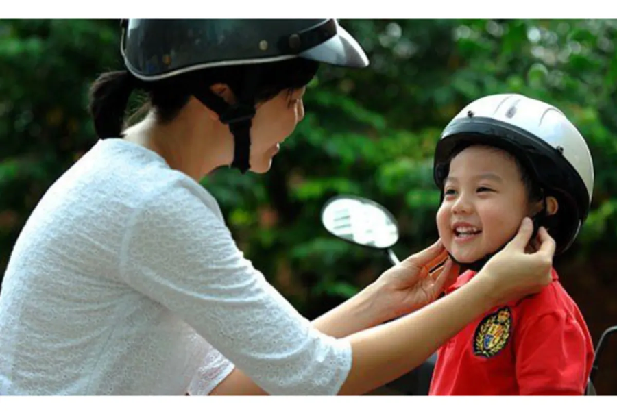 Một trong những luật mà trẻ cần nắm rõ từ sớm là về an toàn giao thông. Ảnh minh họa.