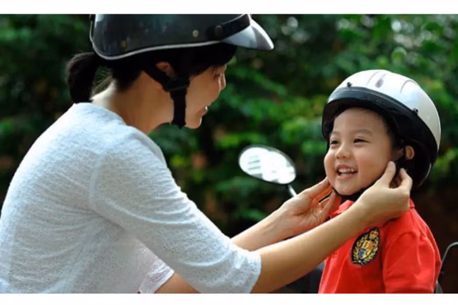 Một trong những luật mà trẻ cần nắm rõ từ sớm là về an toàn giao thông. Ảnh minh họa.