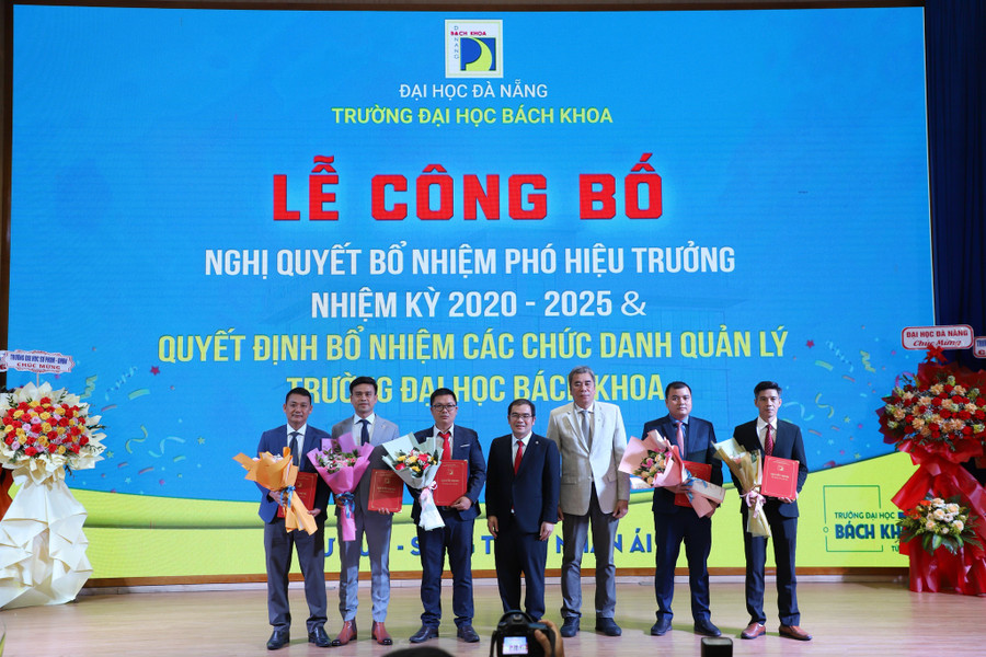 PGS.TS Nguyễn Hữu Hiếu và PGS.TS Nguyễn Đình Lâm trao Quyết định bổ nhiệm cho Trưởng, Phụ trách các đơn vị.