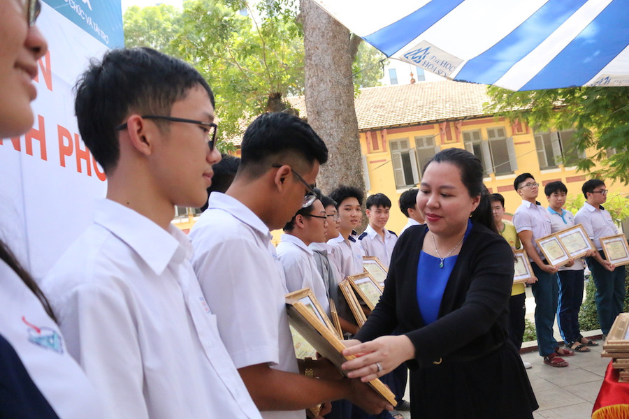 Bà Trần Thanh Thảo, Tổng Giám đốc Công ty BITEX- Nhà phân phối độc quyền máy tính Casio tại Việt Nam trao giải Nhất cho các thí sinh