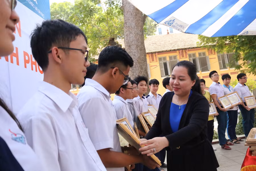 Bà Trần Thanh Thảo, Tổng Giám đốc Công ty BITEX- Nhà phân phối độc quyền máy tính Casio tại Việt Nam trao giải Nhất cho các thí sinh