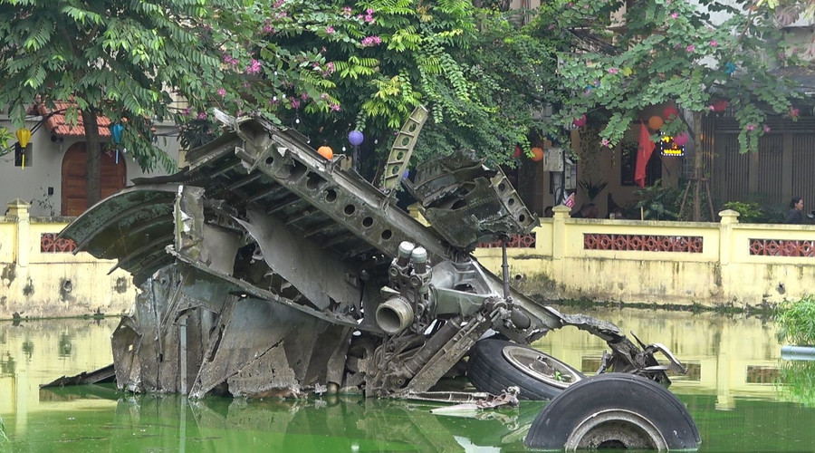 Xác máy bay B52 rơi trong hồ Hữu Tiệp năm 1972. Ảnh: ITN Xác máy bay B52 rơi trong hồ Hữu Tiệp năm 1972. Ảnh: ITN