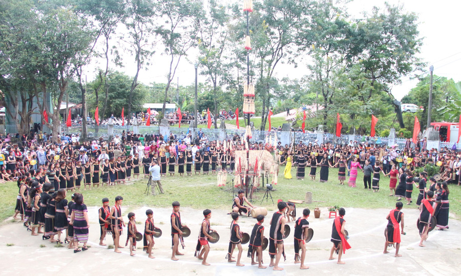 Học sinh thành phố tham gia biểu diễn cồng chiêng tại Liên hoan Cồng chiêng - Múa xoang, thi trang phục dân tộc thiểu số.