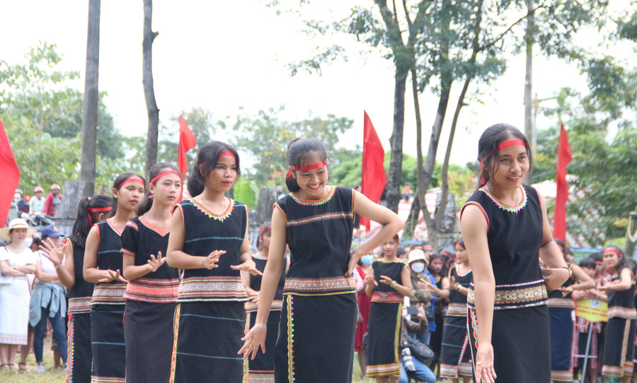 Học sinh nữ trong bộ quần áo truyền thống của dân tộc nhịp nhàng điệu xoang. Học sinh nữ trong bộ quần áo truyền thống của dân tộc nhịp nhàng điệu xoang.