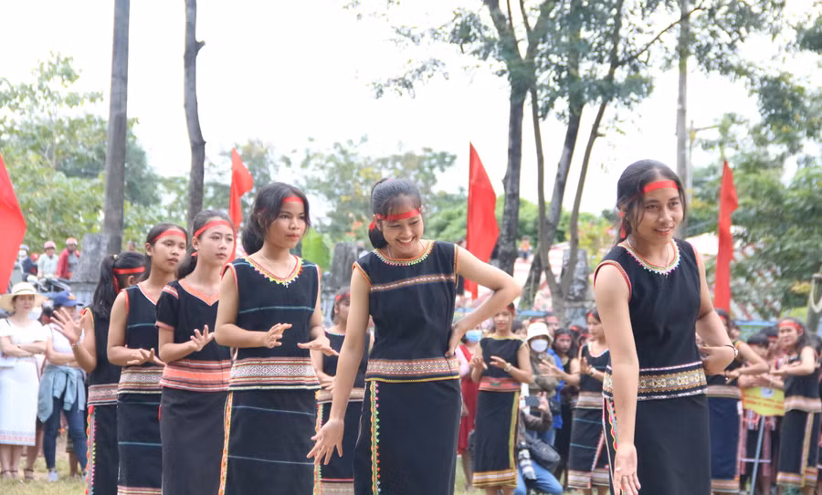 Học sinh nữ trong bộ quần áo truyền thống của dân tộc nhịp nhàng điệu xoang.