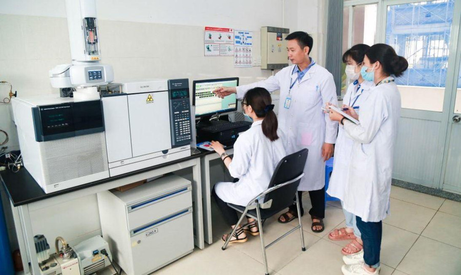 Sinh viên Trường ĐH Công nghiệp Thực phẩm TPHCM trong phòng thí nghiệm.