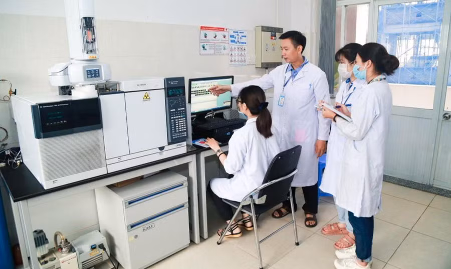 Sinh viên Trường ĐH Công nghiệp Thực phẩm TPHCM trong phòng thí nghiệm.