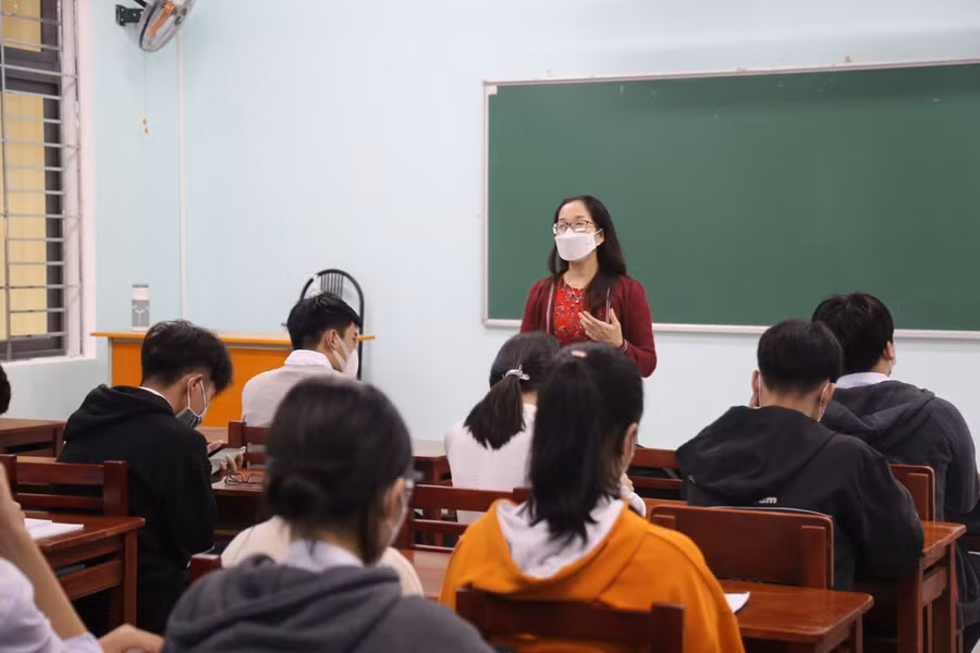 Giáo viên Trường THPT Tôn Thất Tùng hướng dẫn cho HS nắm các quy định về phòng, chống dịch khi trở lại trường học trực tiếp.