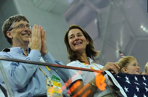 Bill và Melinda đã cổ vũ Hoa Kỳ trong cuộc thi bơi lội tại Thế vận hội Olympic Bắc Kinh 2008.