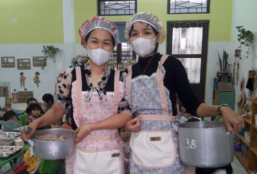 Nhân viên trường học Trường Mầm non Hoa Phượng tham gia hỗ trợ ăn bán trú cho trẻ. Ảnh: NVCC