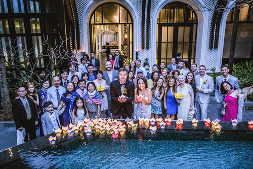 Thời khắc hạnh phúc nhất của đôi vợ chồng trẻ trong sự ấm áp của người thân và bạn bè. dam-cuoi-rop-sac-vang-cua-co-dau-goc-viet-va-hon-phu-nguoi-my-7