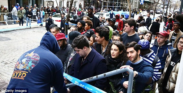 Dòng người xếp hàng tại cửa hiệu của Kanye.