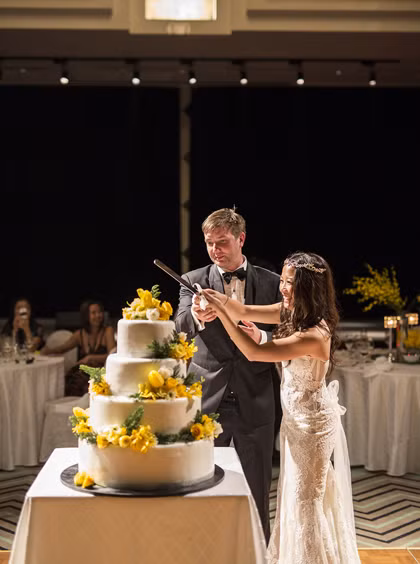 dam-cuoi-rop-sac-vang-cua-co-dau-goc-viet-va-hon-phu-nguoi-my-5