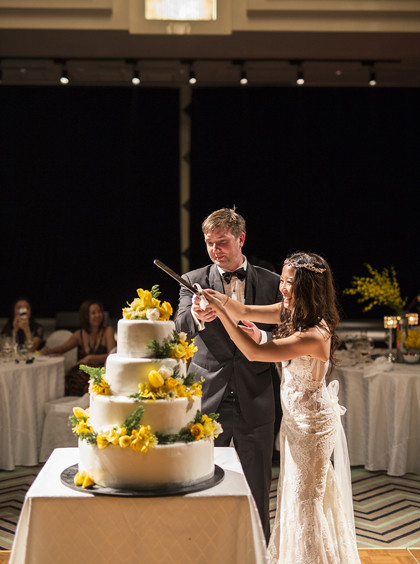 Nụ cười luôn thường trực trên môi cô dâu trong ngày trọng đại. dam-cuoi-rop-sac-vang-cua-co-dau-goc-viet-va-hon-phu-nguoi-my-5