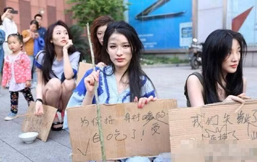 Mẫu xe bức xúc khi bị khách hàng quấy rối - 6