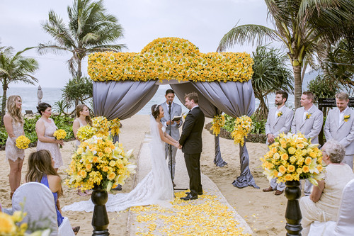 Họ hạnh phúc trao nhau ánh nhìn nồng ấm và hứa hẹn nắm chặt tay nhau đi suốt cuộc đời. dam-cuoi-rop-sac-vang-cua-co-dau-goc-viet-va-hon-phu-nguoi-my-2