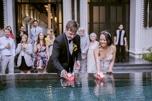 Cặp đôi cùng nhau thả hoa đăng mang theo ước nguyện hạnh phúc trọn đời. dam-cuoi-rop-sac-vang-cua-co-dau-goc-viet-va-hon-phu-nguoi-my-6