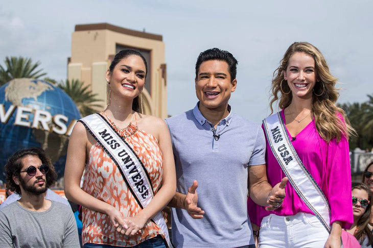 Miss Universe và Miss USA trong buổi phỏng vấn với MC Mario Lopez