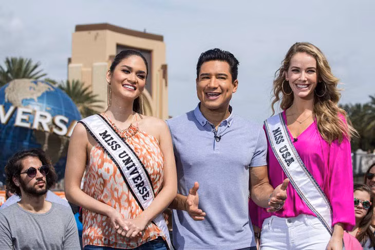 Miss Universe và Miss USA trong buổi phỏng vấn với MC Mario Lopez Miss Universe và Miss USA trong buổi phỏng vấn với MC Mario Lopez