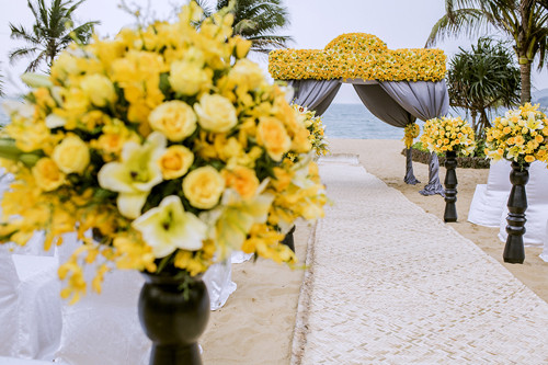 Vốn yêu thích sắc vàng từ nhỏ, cô dâu đã chọn tông màu vàng phủ kín hôn trường, thực đơn cho lễ cưới cũng hoàn toàn là món ăn Việt Nam. dam-cuoi-rop-sac-vang-cua-co-dau-goc-viet-va-hon-phu-nguoi-my