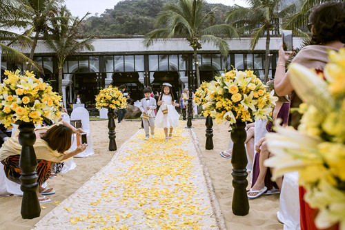 Những cánh hoa vàng rực trải kín con đường bước vào hôn trường. dam-cuoi-rop-sac-vang-cua-co-dau-goc-viet-va-hon-phu-nguoi-my-1