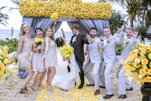 Bạn bè thân thiết của cô dâu, chú rể tại Mỹ cũng có mặt trong ngày vui của cặp đôi. dam-cuoi-rop-sac-vang-cua-co-dau-goc-viet-va-hon-phu-nguoi-my-3