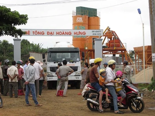 Chiều ngày 12/10 vẫn còn nhiều người dân ngồi trước cổng Công ty bê tông Đại Hoàng Hưng để chặn không cho xe của công ty ra khỏi cổng.