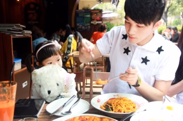 Chùm ảnh “gây bão” của cặp anh trai em gái chênh nhau 18 tuổi