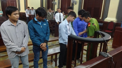 Nước mắt người mẹ nhìn con trai, con rể vào tù - Ảnh 1