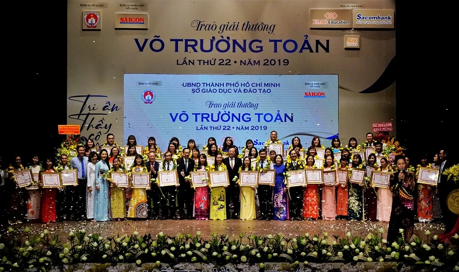 Các nhà giáo nhận giải thưởng Võ Trường Toản năm 2019. Ảnh minh hoạ P.Nga 