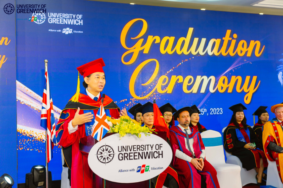 Thầy Nguyễn Nhựt Tân, Giám đốc Greenwich Việt Nam gửi lời chúc mừng tới các tân cử nhân. Thầy Nguyễn Nhựt Tân, Giám đốc Greenwich Việt Nam gửi lời chúc mừng tới các tân cử nhân.