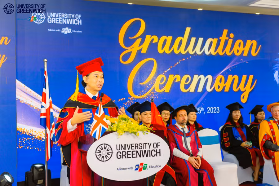 Thầy Nguyễn Nhựt Tân, Giám đốc Greenwich Việt Nam gửi lời chúc mừng tới các tân cử nhân.