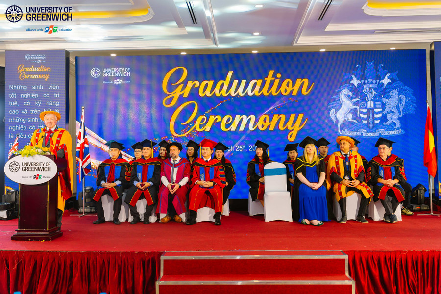 Tiến sĩ Stuart Ashenden - Giám đốc điều hành, Trường Kỹ thuật và Khoa học, Đại học Greenwich Vương Quốc Anh phát biểu chúc mừng các tân cử nhân tại lễ tốt nghiệp. Tiến sĩ Stuart Ashenden - Giám đốc điều hành, Trường Kỹ thuật và Khoa học, Đại học Greenwich Vương Quốc Anh phát biểu chúc mừng các tân cử nhân tại lễ tốt nghiệp.
