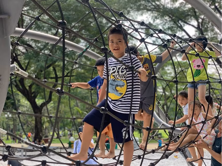 Trẻ tham gia một hoạt động ngoài trời. Ảnh minh họa 