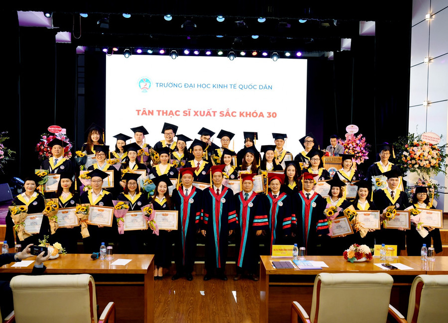 Lãnh đạo Trường chụp ảnh lưu niệm cùng các học viên có thành tích cao trong học tập và nghiên cứu khoa học. Lãnh đạo Trường chụp ảnh lưu niệm cùng các học viên có thành tích cao trong học tập và nghiên cứu khoa học.