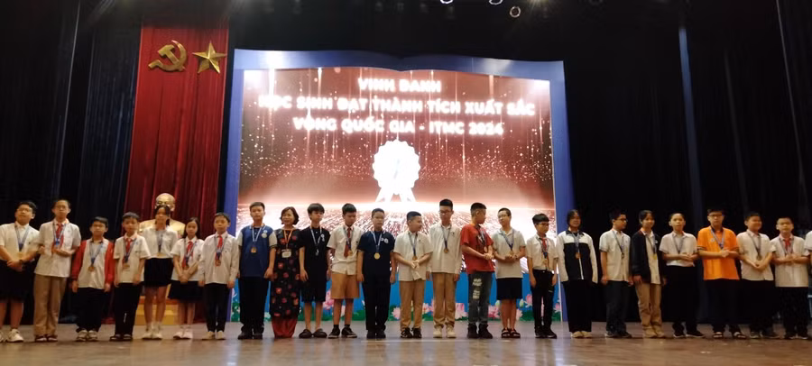Trao giải cho các học sinh đoạt Huy chương Vàng ITMC vòng Quốc gia năm 2024.