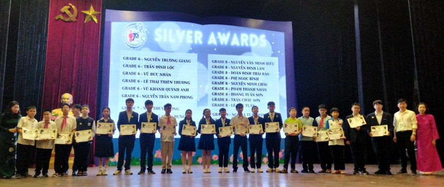 Trao giải cho các học sinh đoạt Huy chương Bạc ITMC vòng Quốc tế năm 2024. Trao giải cho các học sinh đoạt Huy chương Bạc ITMC vòng Quốc tế năm 2024.